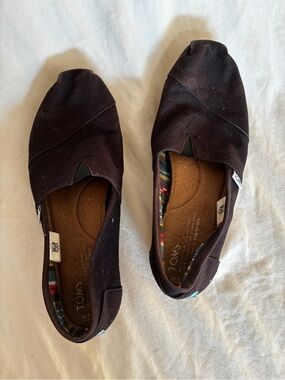 TOMS Women's Classic Canvas Slip-On Shoes - Black well worn